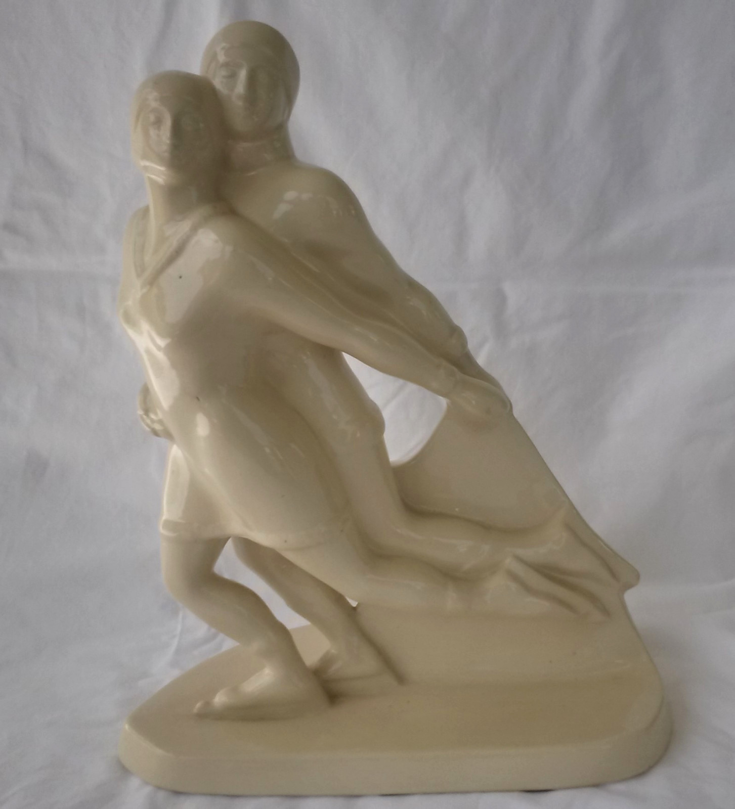 Art Déco Boch Freres Charles Catteau, Porcelana Grouping Par de Hielo Skaters