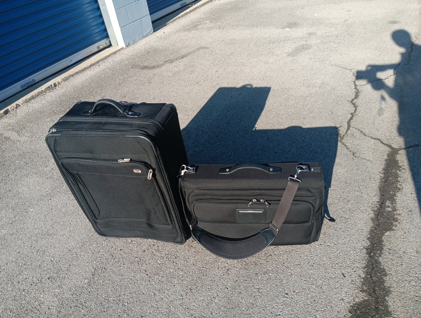 Victorinox Werks  Large 25x17x10 & Garment Luggage - Black
