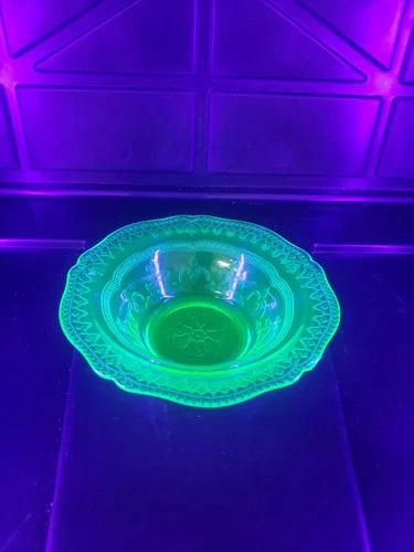 #5020  Federal Glass Patrician Spoke Berry Bowl Green Depression Uranium Glass