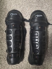 Honigs K10-16 Leg Guards Umpire Missing Bottom Strap