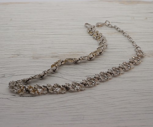collana collier semirigida moduli foglie metallo argentato usato buone condizion - Foto 4 di 7