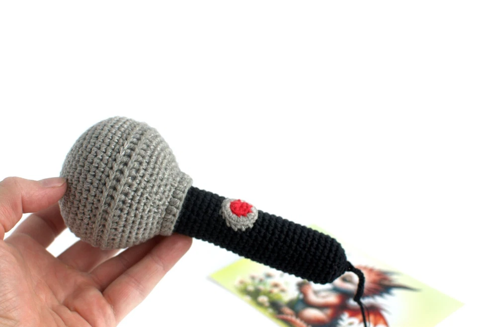 麦克风 Amigurumi,个性化礼物,棉摇铃,有机钩针玩具 — 第 2/4 张图片