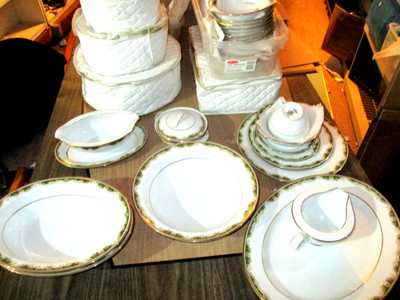 68PC Noritake Warrington Porcelain W/ Storage Japan 6872 Service for 10  Extras