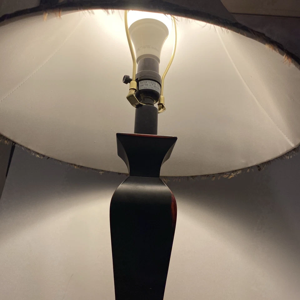 2 lámparas de escritorio vintage C.N. BURMAN CO. MADERA aspecto envejecido negro con exhibición roja Foto 3 de 4