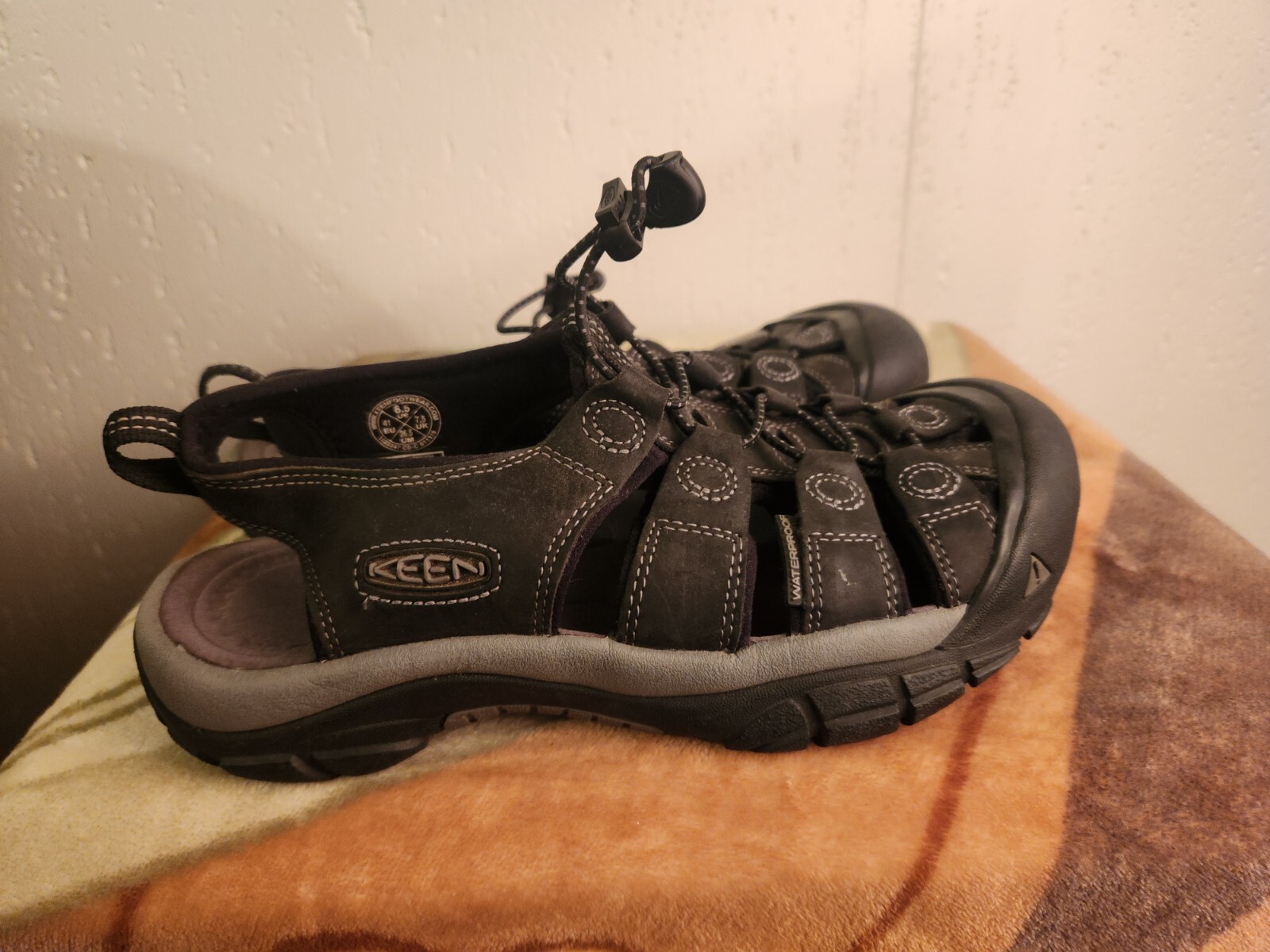 KEEN 1022247 Sandali da uomo 8 5 Newport in pelle ad acqua NERO GRIGIO ACCIAIO #40