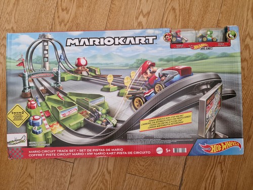 Hot Wheels Mario Kart Circuit Track Set with 1:64 Scale Die-Cast Kart Replica - Picture 10 of 24