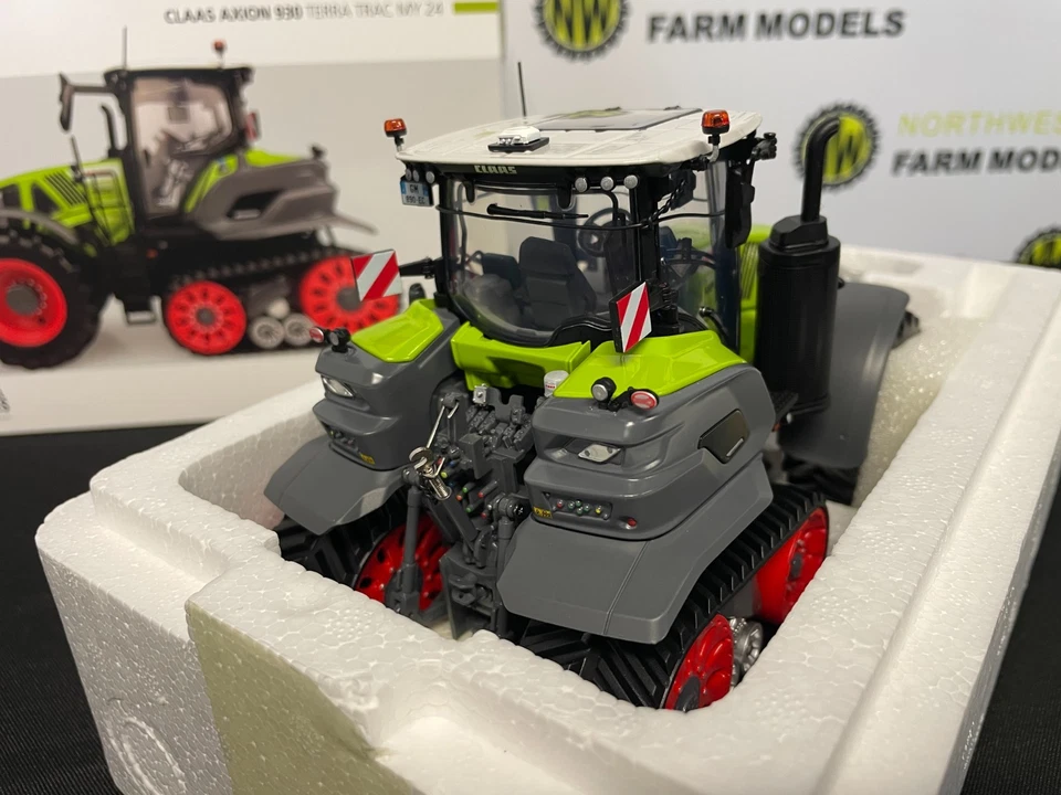 UNIVERSAL HOBBIES 6752 1:32 SCALE CLAAS AXION 930 TERRA TRAC (MY24) LIMITED - Image 4 of 4