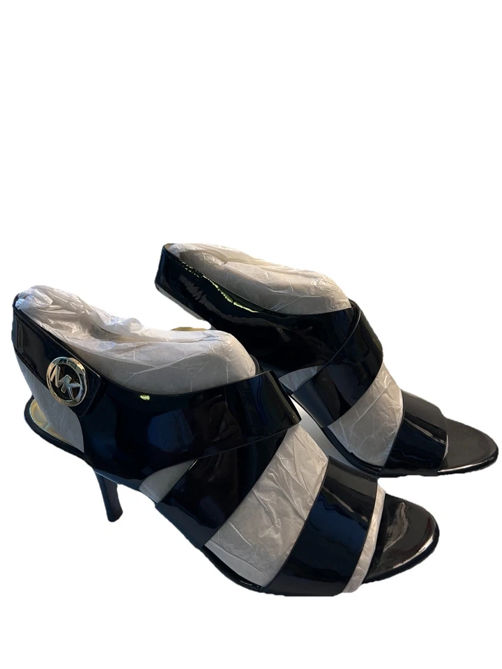 Sandalias de tacón Michael Kors para mujer talla 8M charol negro logotipo dorado Foto 2 de 4