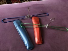 Zwei Vintage Klapp-Kleiderbügel. Original 70er Jahre. Reisebügel