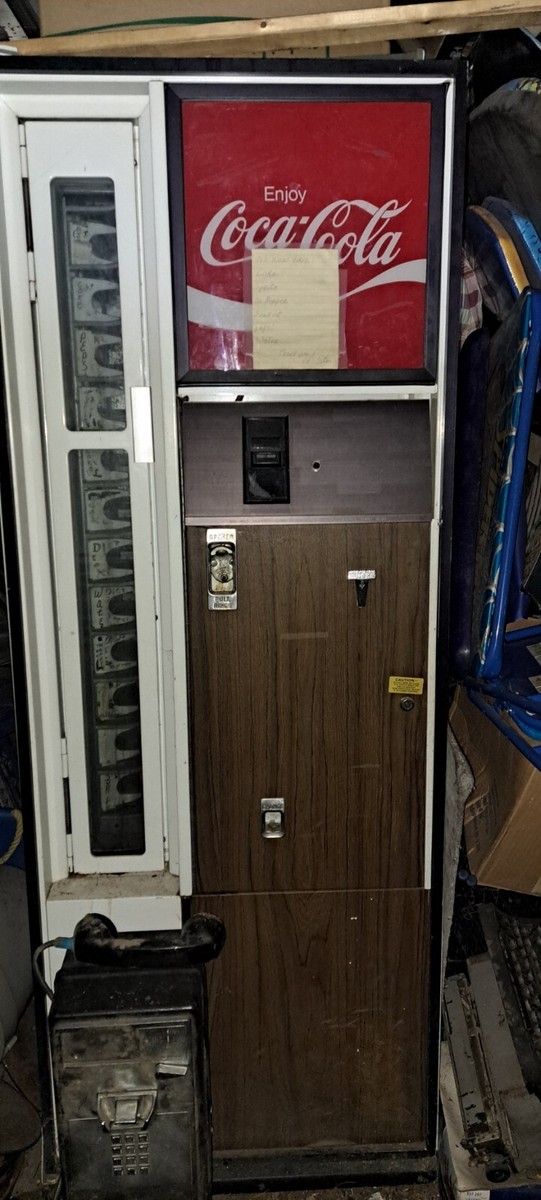 Vintage Coca-Cola Cavalier CSS-64-G Vending Machine. Ice Cold 32oF