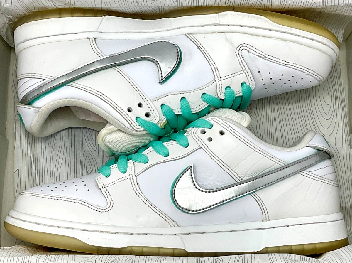 Preços baixos em Nike Diamond Supply Co. x Dunk Pro SB Low White