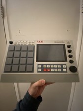 MPC Live 2 Retro Edition