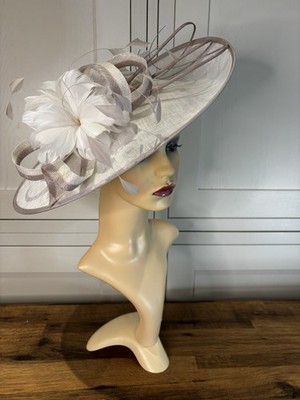 Nigel Rayment Ivory Taupe Sinamay Feder Fascinator Mutter Hochzeit Rennen Event
