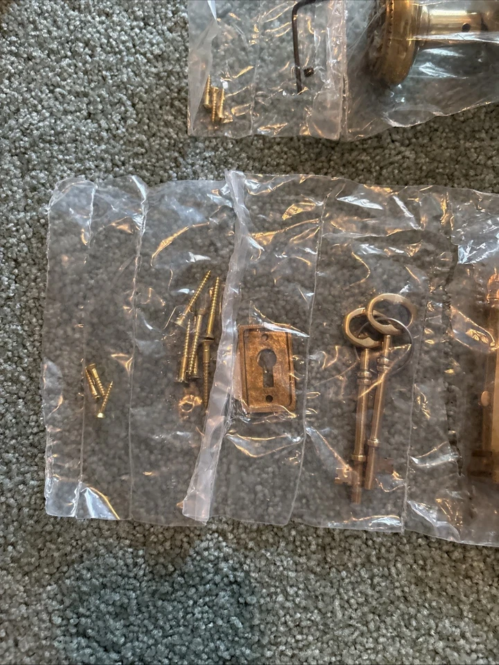 Cerradura y guardián de borde de bronce ornamentado estilo victoriano con llaves y perillas Foto 4 de 4