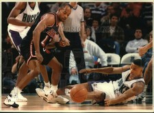 1994 Press Photo Milwaukee's Eric Murdock and Miami's Bimbo Coles go for ball.
