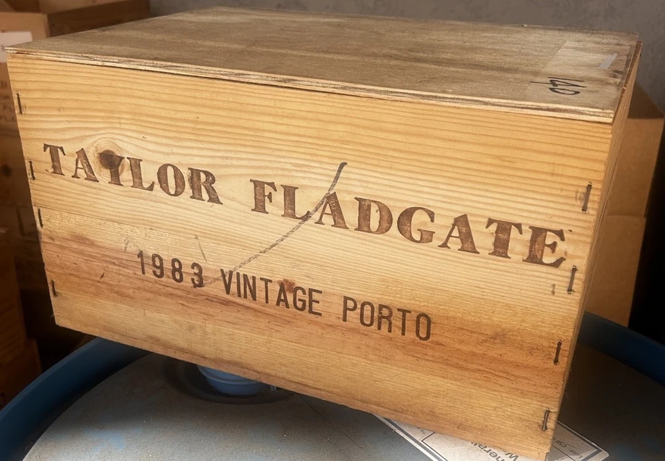 Taylor Fladgate Vintage Porto 1983 caja vacía de 6 botellas de pino. Estampado y grabado Foto 4 de 4