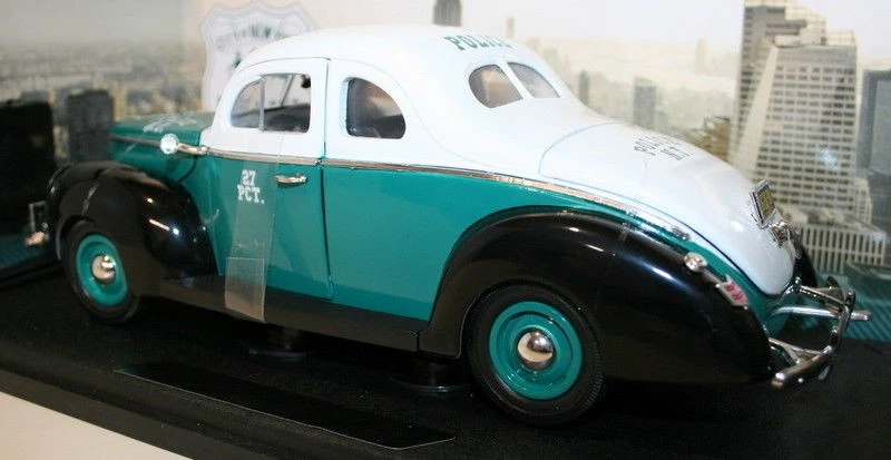 Greenlight 1/18 Scale 12972 - 1940 Ford Deluxe Coupe - New York Police Dept NYPD - Image 4 of 4