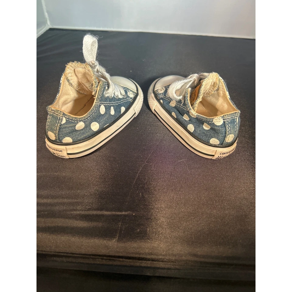 Lindas zapatillas deportivas Converse All Star de mezclilla a lunares altas para niños pequeños talla 4 Foto 2 de 4