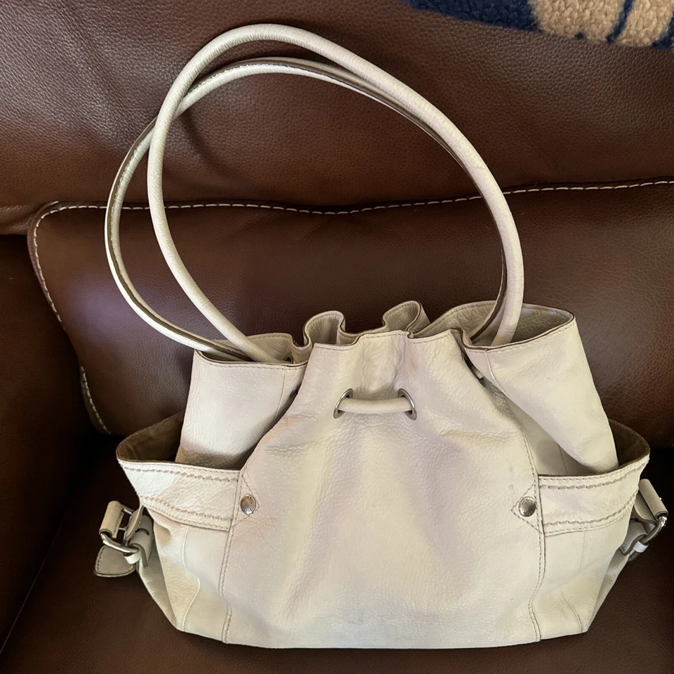 Bolso de hombro Fossil de cuero crema con cordón bolsillos laterales Foto 2 de 4