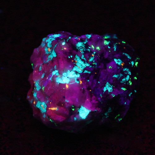 RARE Teal fluorescing Fluorite var. Chlorophane, & Fluorapatite. Franklin N.J.