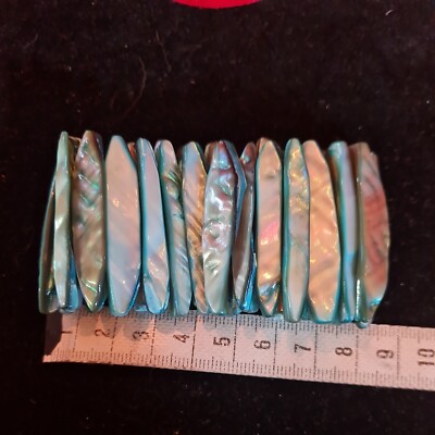 Ein schönes blaufarbenes Armband