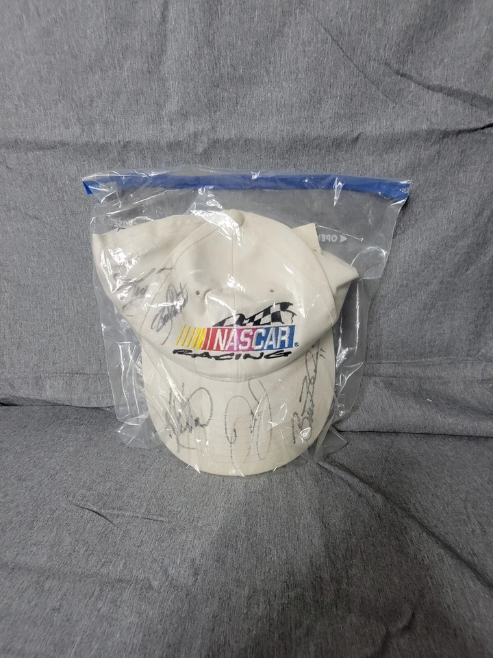 Sombrero autografiado de Dale Earnhart Jr y otros  Foto 2 de 4