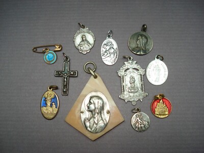 ONE LOT OF VINTAGE RELIGIOUS MEDALS *** LOT D'ANCIENNES MÉDAILLES