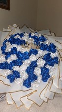 Ramo de 100 Rosas eternas ,azul y blanco ,con tiara dorada