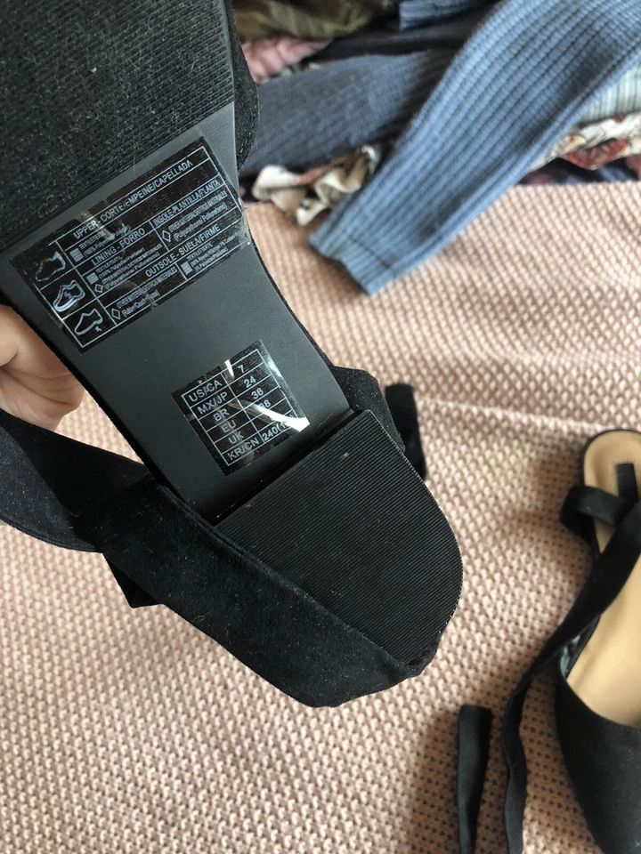 Forever 21 Talla 7 Negro Imitación Gamuza Punta Sin Espalda Correa Dorada  Foto 3 de 3