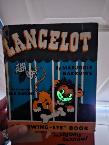 2 Vintage GLOW IN THE DARK Kids Books LANCELOT Lion & WAGGLES Puppy Dog BARROWS - Picture 12 of 21