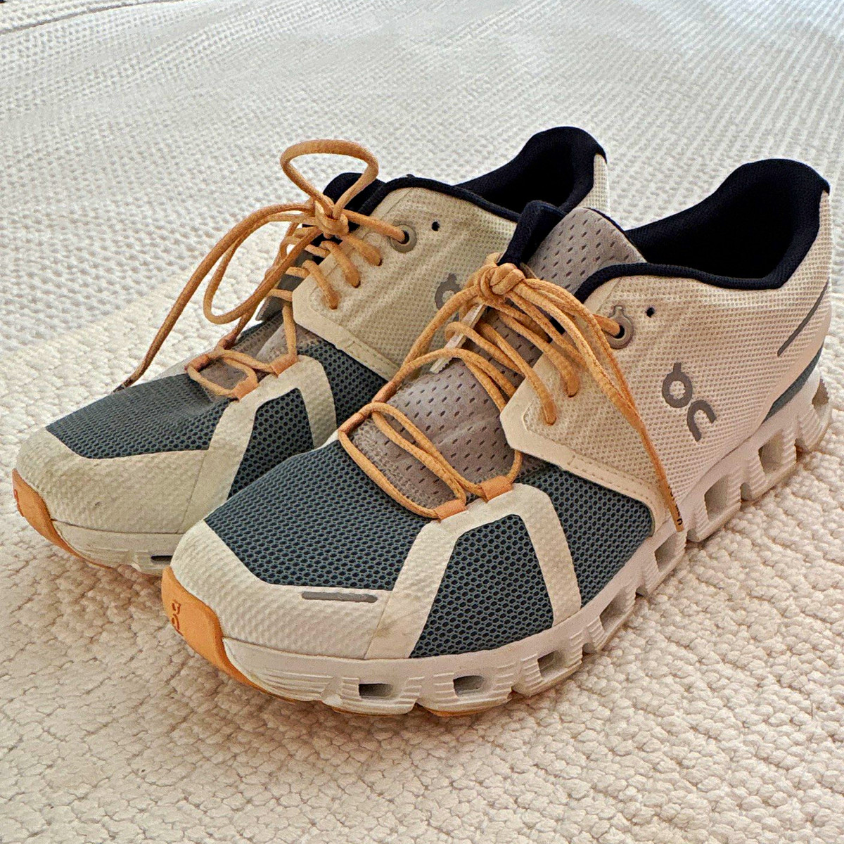On Cloud Low Top Lace-Up Running Sneaker Mesh Upper Rubber Sole Beige/Gray