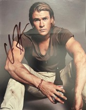 Thor CHRIS HEMSWORTH SIGNED 8x10 Photo - Slight Crease
