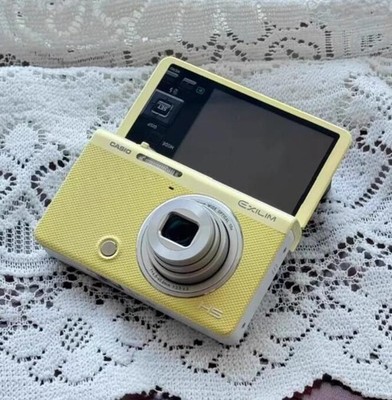 CASIO カメラ　EX-ZR70　イエロー　EXILIM 【生産終了品】 CASIO EXILIM EX-ZR70 Yellow 16.1MP 4x Digital Zoom 95% NEW English