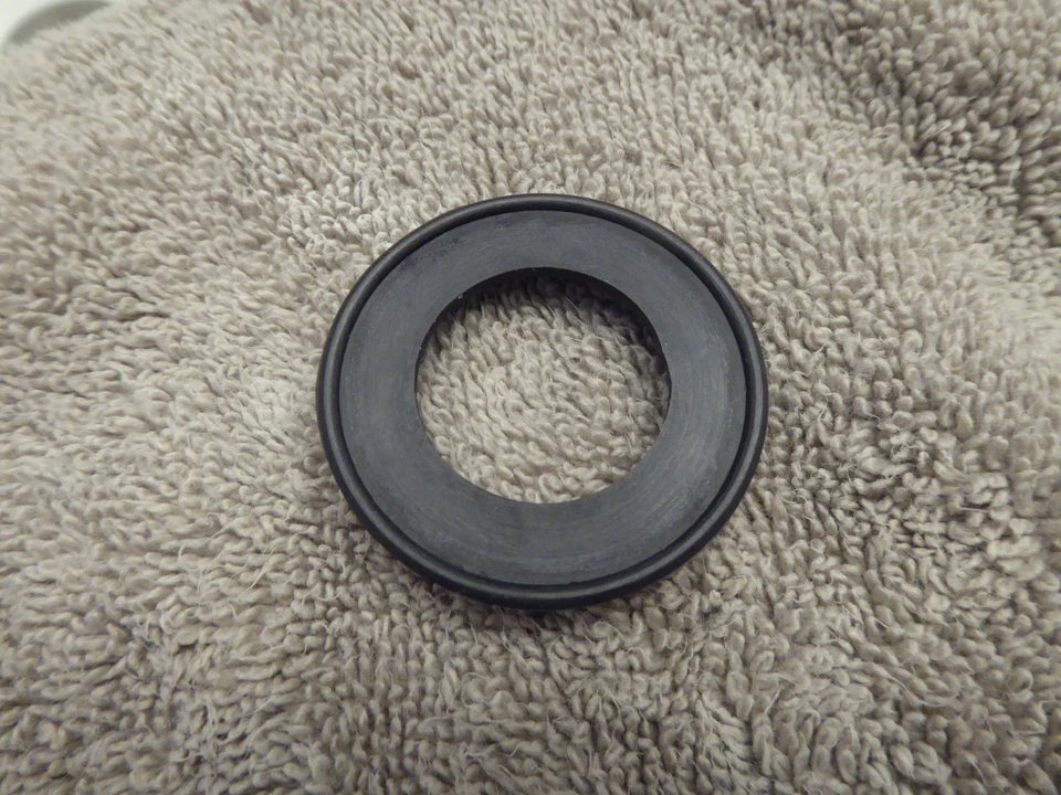 Almohadilla de tira climática de antena Datsun Roadster 1600 - 2000, 1965-70. Foto 2 de 3