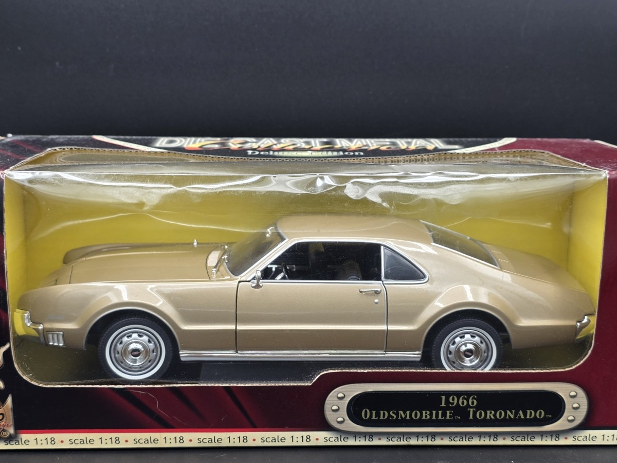 Road Signature 1966 Oldsmobile Toronado 1:18 Scale Diecast Model