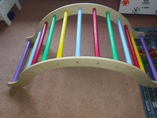 Gro&szlig;er Regenbogen-Wippbogen aus Holz &ndash; Kletterbogen & Wippe f&uuml;r Kinder