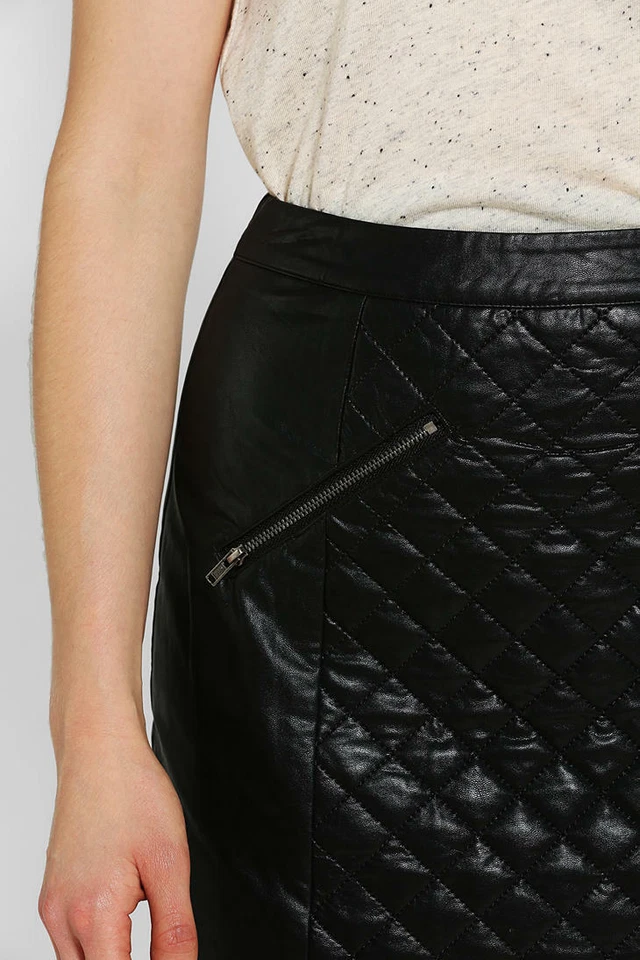 Minifalda acolchada de cuero vegano Urban Outfitters negra talla 2 brillante desvanecida Foto 2 de 4
