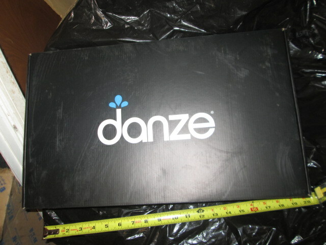 Danze DH400277 Single handle Kitchen Faucet in box. 