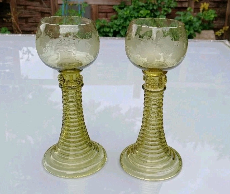 2 Antike Römer mit graviertem adeligem Wappen, Intitialen und Weinlaub RAR