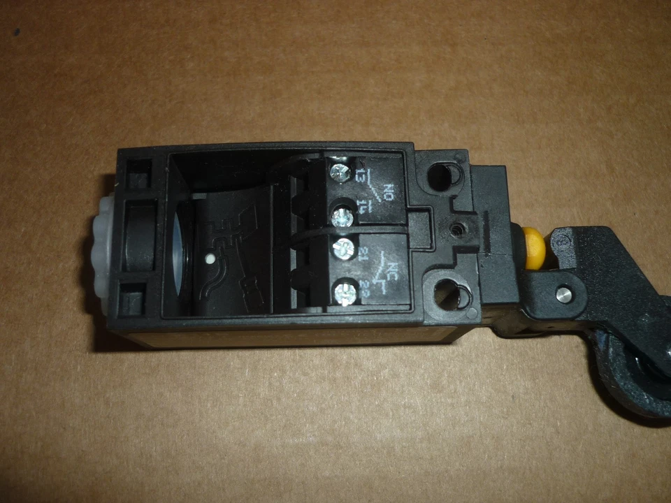 Eaton Endschalter LS - S11S Kunststoff mit Rollenstößel 2 Stück - Bild 4 von 4