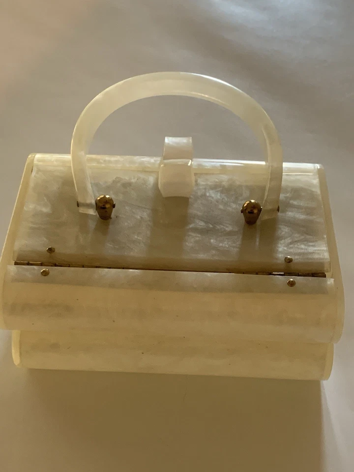 VINTAGE PEARLIZED WHITE LUCITE PURSE CASE WITH MIRROR - Image 4 of 4