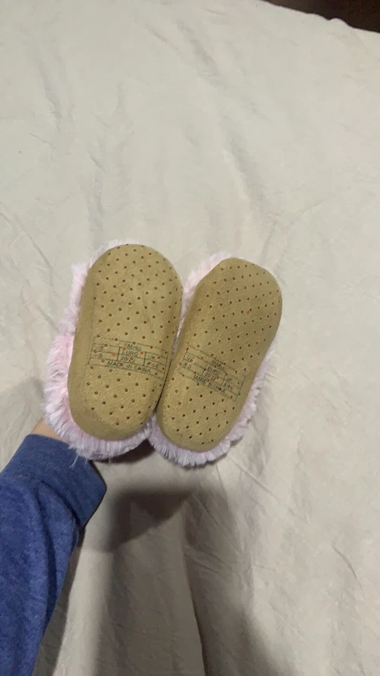 Chinelos de pele sintética bebê menina tamanho 4-5, usados uma vez - Imagem 2 de 4