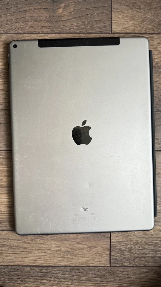 Apple iPad Pro 1st Gen, 12.9in Model A1652  128GB Wi-Fi + Cellular With Keyboard - Image 3 of 4