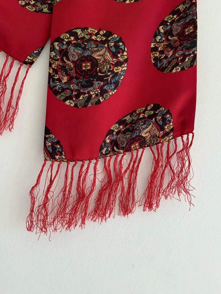Una bufanda de seda roja vintage sin marca con motivo de dragón y borlas 46"/10" EX CON Foto 3 de 4