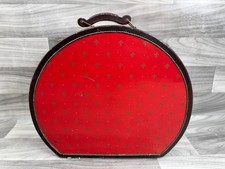 VINTAGE RED FLEUR DE LIS SPECIALTY HAT CASE / BOX LUGGAGE HANDLE FELT LINED