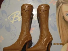 BARBIE DOLL / PAIR OF SHOES: BOOTS, PUMPS ....... (674)