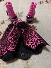 Monster High Muñeca Draculaura Negro Rosa Corazón Murciélagos Capa Capuleto y Botas de Murciélago