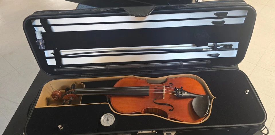 Amati's Fine Instruments Model Professional 4/4 Violin with Bow & Case - Image 3 of 3