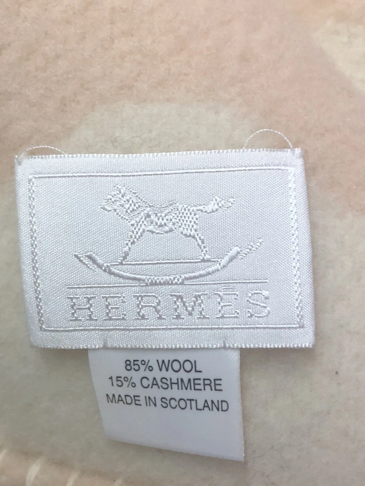 Manta de cachemir de lana para bebé HERMES color rosa/crema patrón de caballo mecedor Foto 2 de 4