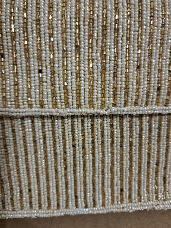 Bolso de mano Carlo Fellini beige con cuentas con adornos dorados Foto 2 de 4